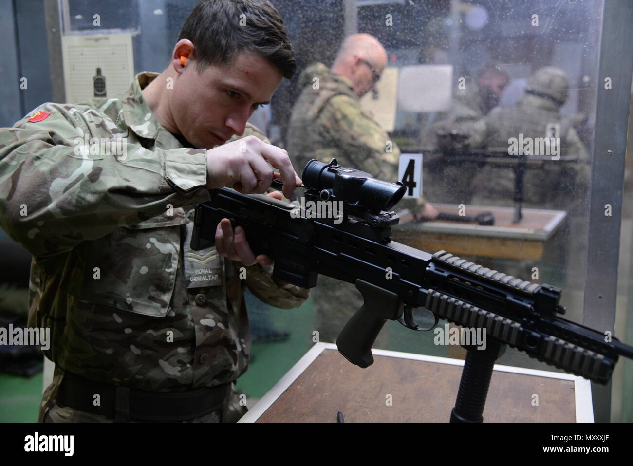 Ein Mitglied des britischen Joint European Training Team passt der Anblick eines L 85 A2 Gewehr während der Kalibrierung bei der Schulung Support Center Benelux 25 m Reichweite im Innenbereich, in Chièvres Air Base, Belgien, November 30, 2016. Die britischen Truppen unter Aufsicht der britischen Joint European Training Team (USA ausgebildet Armee Foto durch visuelle Information Specialist Pascal Demeuldre) Stockfoto