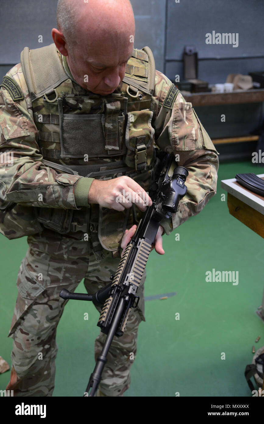 Mitglied der Britischen Streitkräfte, die zu den lokalen Einheiten zugeordnet, Nullen seine Waffe während der L 85 A2 rifle Kalibrierung bei der Schulung Support Center Benelux 25 m Reichweite im Innenbereich, in Chièvres Air Base, Belgien, November 30, 2016. Die britischen Truppen unter Aufsicht der britischen Joint European Training Team (USA ausgebildet Armee Foto durch visuelle Information Specialist Pascal Demeuldre) Stockfoto