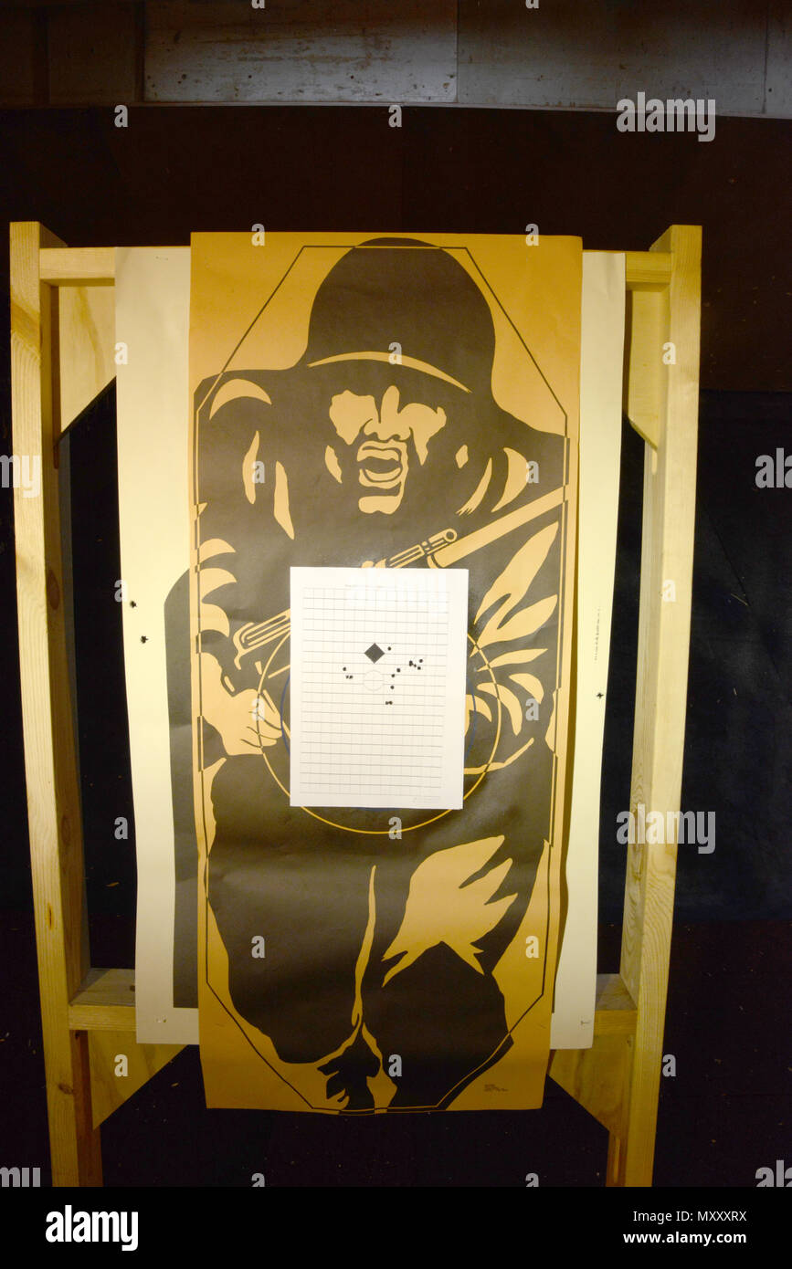 Anzeigen von target-Show nach der dritten Nullstellen der L 85 A2 Gewehr während der Kalibrierung der Britischen Streitkräfte, die an die lokalen Einheiten zugeordnet, an den Training Support Center Benelux 25 m Reichweite im Innenbereich, in Chièvres Air Base, Belgien, November 30, 2016. Die britischen Truppen unter Aufsicht der britischen Joint European Training Team (USA ausgebildet Armee Foto durch visuelle Information Specialist Pascal Demeuldre) Stockfoto