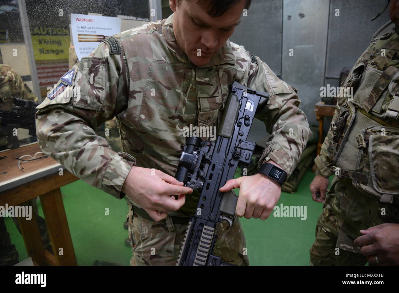 Royal Air Forces Mitglied (Ausbilder) der Gemeinsamen Europäischen Training Team, Nullen der Britischen Soldaten Waffe zu örtlichen Einheiten während der L 85 A2 rifle Kalibrierung bei der Schulung Support Center Benelux 25 m-Indoor Bereich zugewiesen ist, in Chièvres Air Base, Belgien, November 30, 2016. Die britischen Truppen unter Aufsicht der britischen Joint European Training Team (USA ausgebildet Armee Foto durch visuelle Information Specialist Pascal Demeuldre) Stockfoto