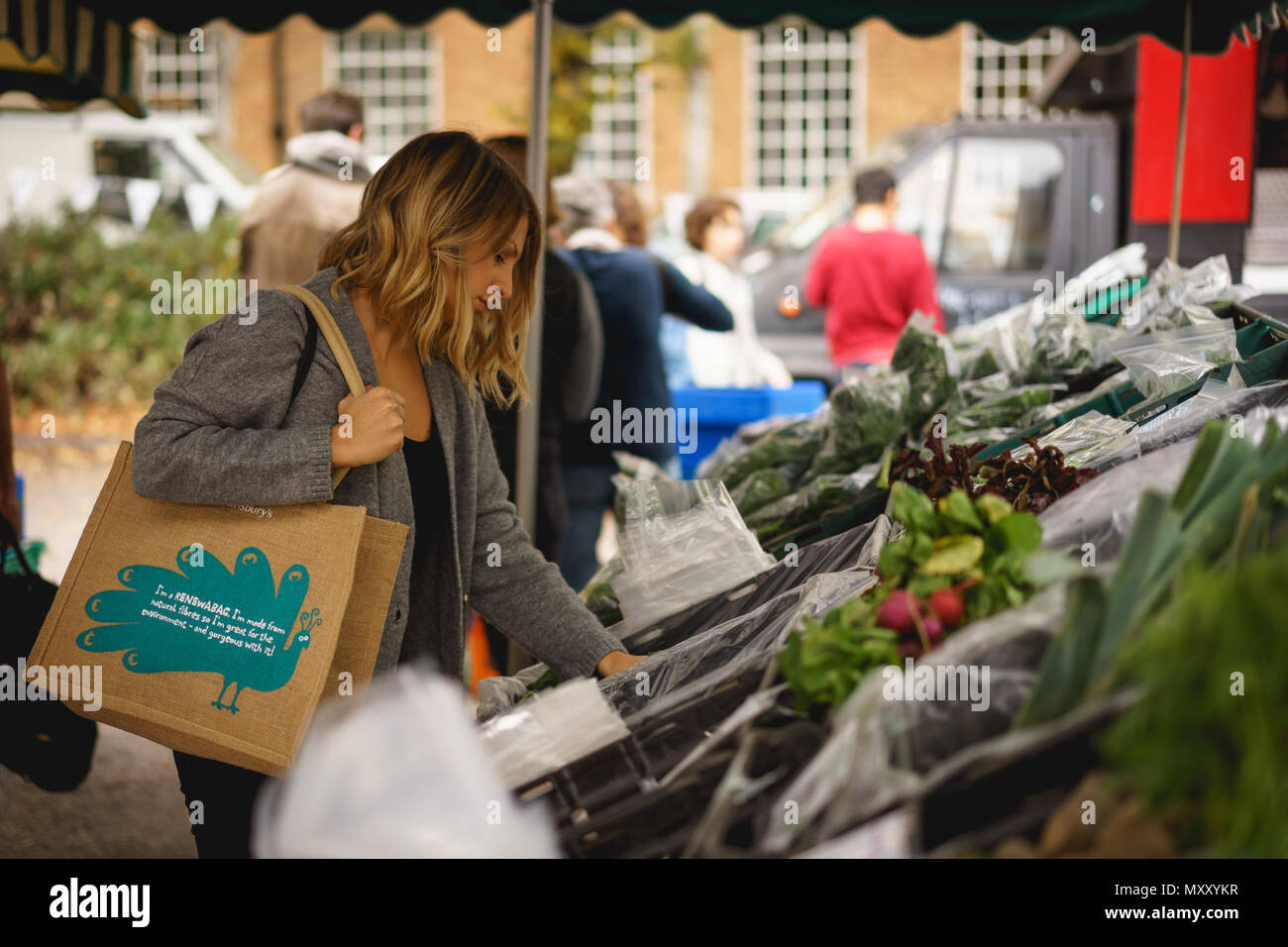 London, UK - Oktober 2017. Menschen einkaufen in Brockley Markt, Markt von einem lokalen Landwirt findet jeden Samstag in Lewisham. Stockfoto