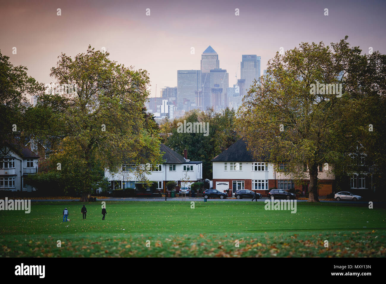 London, UK - Oktober 2017. Blick auf hügeligen Feldern Park mit der Canary Wharf auf der Hintergrund. Der Park liegt in der Gemeinde von Lewisham gelegen. Stockfoto