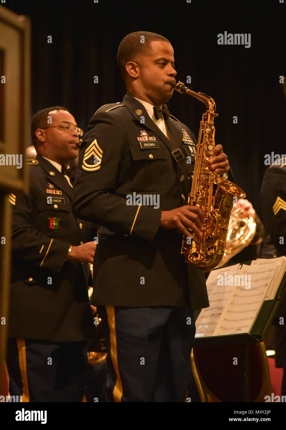 Sgt. 1. Klasse Kenny Brown spielt seine Saxophon mit 287 Army Band, als sie ihren jährlichen Urlaub Konzert auf der großen Bühne in Dover Downs, Dover, Delaware, 8. Dezember 2016 durchführen. (U.S. Army National Guard Foto: Staff Sgt. James Pernol/Freigegeben) Stockfoto