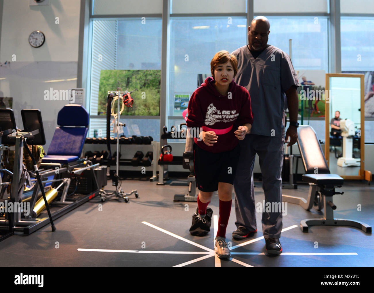 Kianni Martinez führt eine Übung während einer Rehabilitation Sitzung im Zentrum für das Intrepid an Joint Base San Antonio-Fort Sam Houston, Texas, 7. Dezember 2016. Während der Brüsseler Flughafen Bombardierung März 22, 2016, auf tragische Weise ihre Mutter getötet und verletzt ihre Familie Mitglieder, Kianni erlitten mehrere Verbrennungen und Verletzungen am Bein und hat seitdem eine Reihe von anstrengenden rehabilitative Verfahren unterzogen. (U.S. Air Force Foto von älteren Flieger Chip Pons) Stockfoto