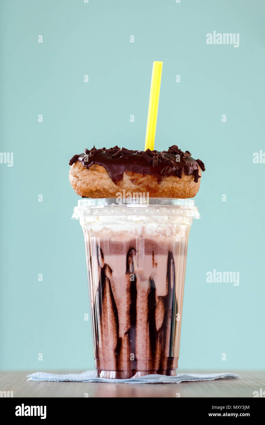 Schokolade extreme milkshakein Donuts ein Plastikbecher Stockfoto