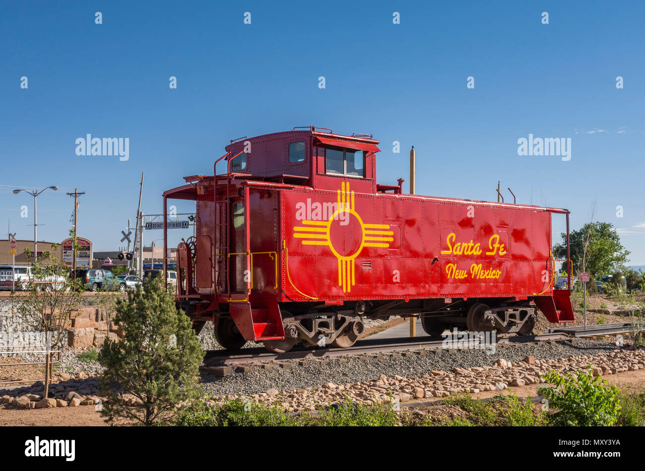 Red Train caboose mit Zia Symbol in Santa Fe New Mexico USA. Stockfoto