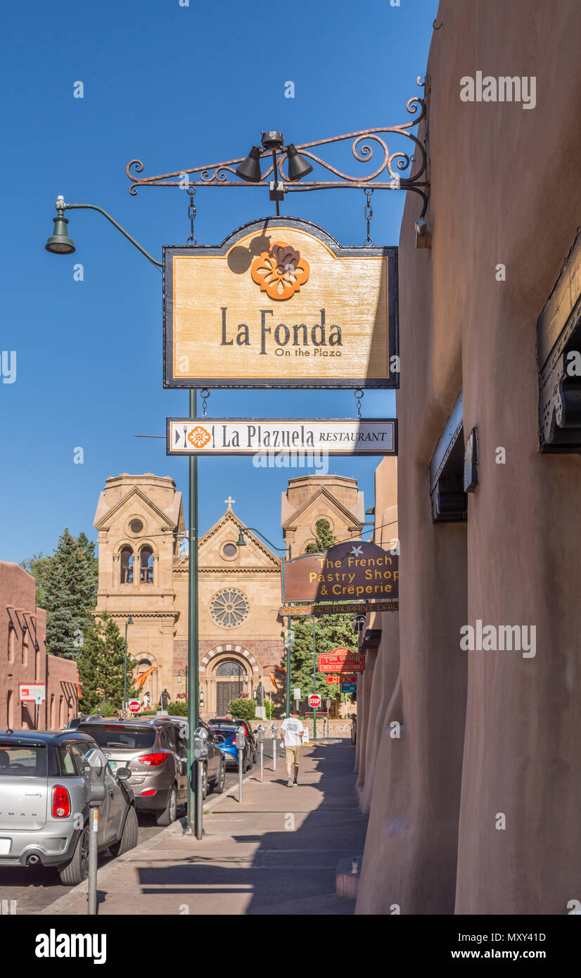 Santa Fe, New Mexico, USA Straße mit Geschäften, La Fonda Hotel und St. Francis Cathedral. Stockfoto