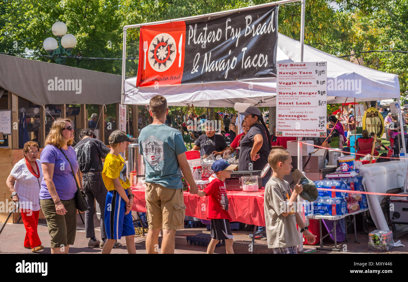 Native American Essen, Navajo Tacos und braten Brot für Verkauf zu einem Essen stand während eines Festivals in Santa Fe, New Mexico, USA. Stockfoto