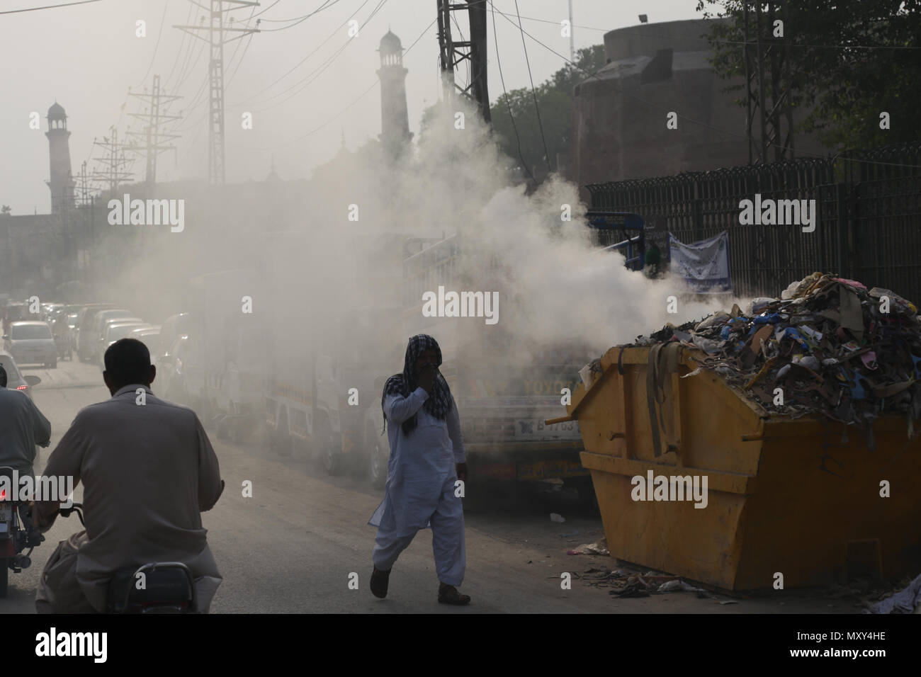 Dieses Foto wurde am Vorabend des Tag der Umwelt, im Vorort. Tag der Umwelt feiert auf der ganzen Welt mit dem Thema des "Beat Kunststoff Verschmutzung". Umweltprobleme in Pakistan gehören Entwaldung, Luftverschmutzung, Wasserverschmutzung, Lärm, den Klimawandel, den Missbrauch von Pestiziden, Bodenerosion, Naturkatastrophen und Verwüstung. Das sind ernste Umweltprobleme, dass Pakistan konfrontiert ist, und Sie werden schlechter als die Wirtschaft des Landes wird erweitert, und die Bevölkerung wächst. Leider hat sich nicht viel getan, um diese Fragen anzugehen, weil die Ziele der Stockfoto