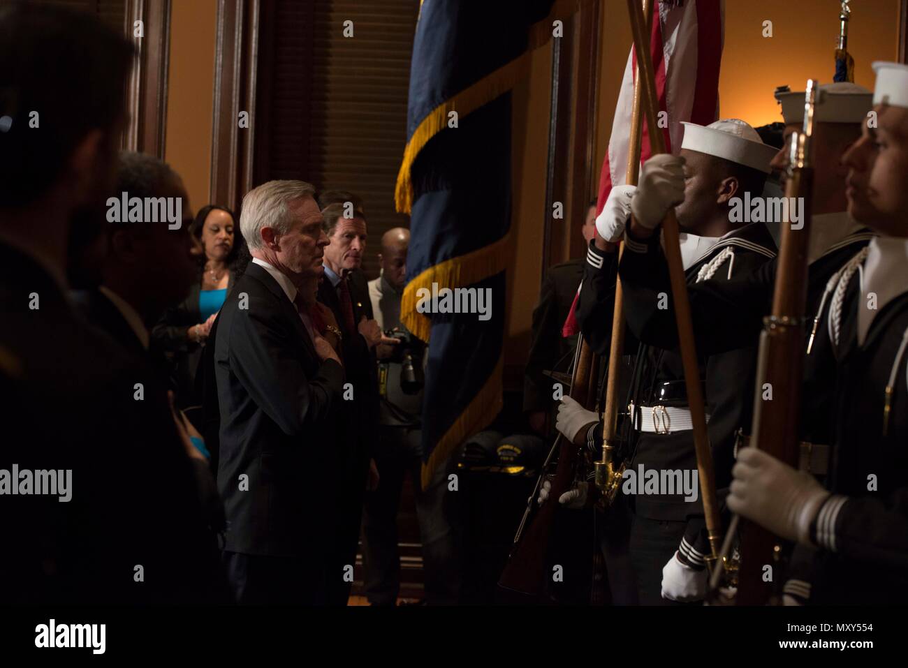 161214-N-JC 800-011 WASHINGTON (31. 14, 2016) der Sekretär der Marine Ray Mabus begrüßt die Flagge ein Schiff Tauffest im Rathaus in Washington, D.C., Dez. 14. Die Schiffe, die genannt wurden, waren die ersten ihrer Klasse ballistischen Raketen-U-Boot USS Columbia (SSBN 862), die Zukunft Speerspitze-Klasse expeditionary schnellen Transport ship USNS Puerto Rico (T-EPF 11) und john-lewis Klasse Flotte Auffüllung öler USNS Earl Warren (T-AO 207). (U.S. Marine Foto von Petty Officer 2. Klasse Heath Zeigler/Freigegeben) Stockfoto