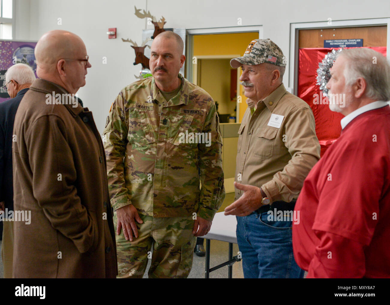 RALEIGH, N.C. - Der ältere Soldat Führer für die North Carolina National Guard, Command Sgt. Maj. Johannes Swart, Gespräche mit einer Gruppe von pensionierten Wachposten während der jährlichen Tarheel Homecoming Veranstaltung im NCNG Joint Force Headquarters in Raleigh, N.C. am Dez. 16, 2016. Die Veranstaltung kamen mehr als 230 Rentner zusammen und gab Ihnen die Gelegenheit, mehr über die Vorteile zu erfahren. (U.S. Armee Foto: Staff Sgt. Maria Junell) Stockfoto