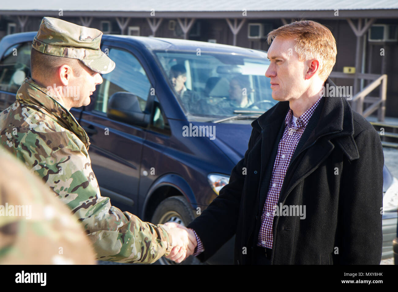 US-Senator James Lankford aus Oklahoma besuchte Camp Bondsteel im Kosovo, wo er vom Kommandeur der multinationalen Battle Group-East begrüßt wurde. Während des Besuchs traf sich Lankford mit Soldaten aus Oklahoma und Utah, nahm an einem Briefing über die Friedensmission der Kosovo Force Teil und erhielt Informationen von MNBG-E-Führern. Bei dem Besuch werden die Zusammenarbeit zwischen US-Militärkräften, NATO-Operationen und die laufenden Friedenssicherungsbemühungen in der Region hervorgehoben, die das operationelle Bewusstsein und das multinationale Engagement unterstützen. Stockfoto