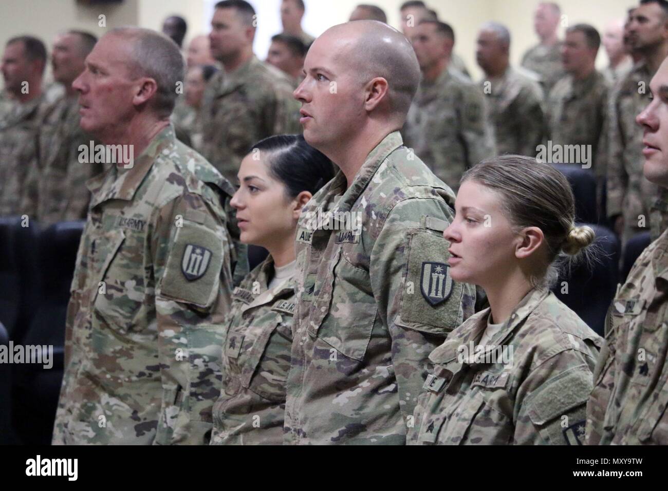 Soldaten rezitieren das Non-Commissioned Officer Glaubensbekenntnis als Teil des 368. Engineer Battalion NCO Induktion Zeremonie im Camp Arifjan, Kuwait, Nov. 29, 2016 statt. Die Zeremonie bestand aus rund 106 Soldaten aus 312 Eng. Co, 389 Eng. Co., 461St Eng. Co, Renaissance-meister Eng. Co., Sitz und Hauptverwaltung Co. und unterstützt Co. von 368 Eng. Bn. (U.S. Armee Foto vom Kapitän Maria Mengrone/Freigegeben) Stockfoto