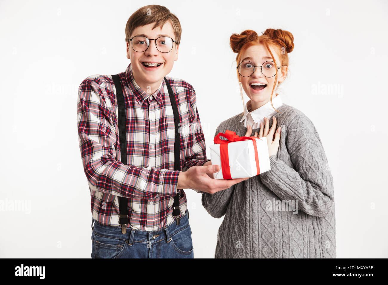 Paar Schule nerds Geben vorhanden, auf weißem Hintergrund begeistert Stockfoto