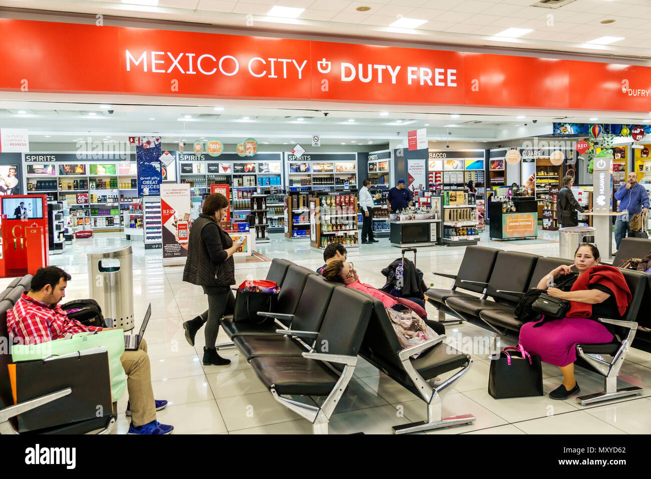 Mexiko-Stadt, mexikanische, lateinamerikanische ethnische Minderheit, internationaler Flughafen Benito Juárez MEX, Terminal Gate, Duty-Free-Shop, Sitzplatz für Passagiere Stockfoto