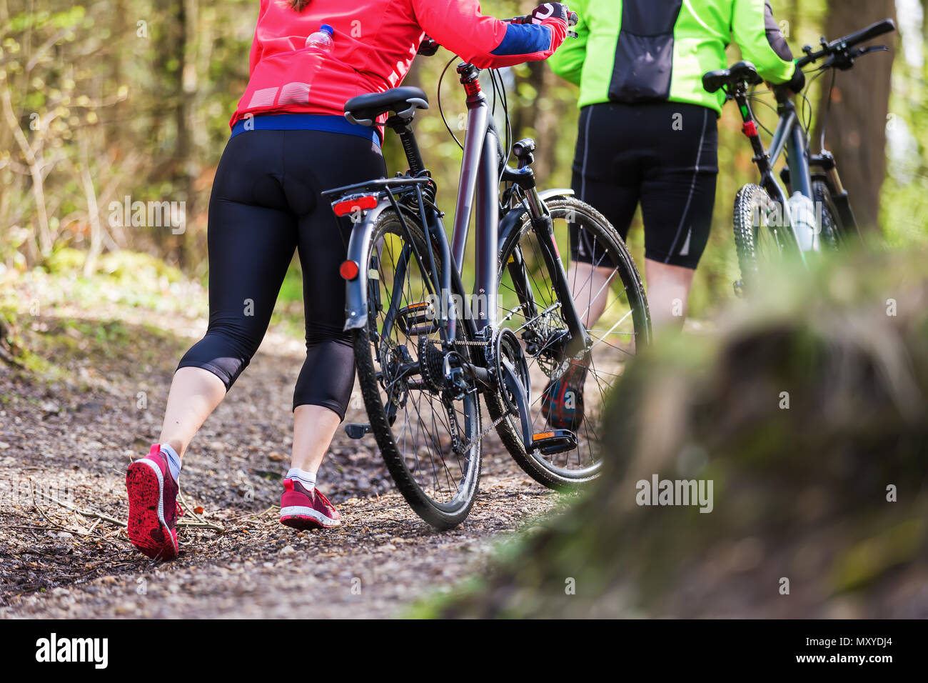 Zwei Personen unkenntlich Wanderung mit dem Fahrrad in den Wald Stockfoto