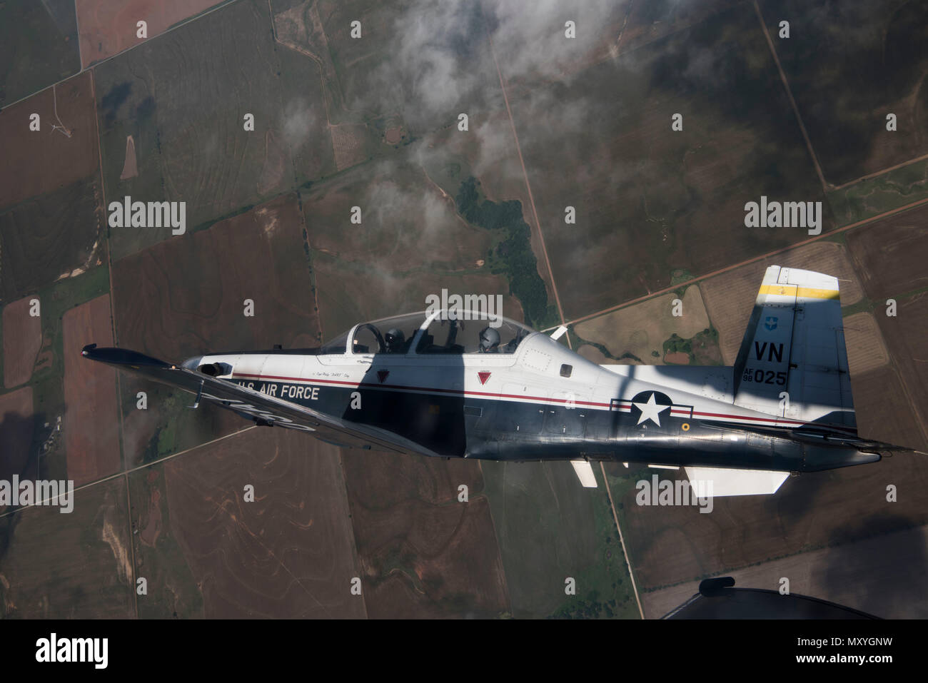 Ein T-6A Texan II über Oklahoma, 24. Mai 2018 fliegt. Die T-6 Texan II ist die primäre Trainer für grundständige Air Force Pilot Ausbildung der Studenten. (U.S. Air Force Foto von Airman 1st Class Zachary Heilen) Stockfoto