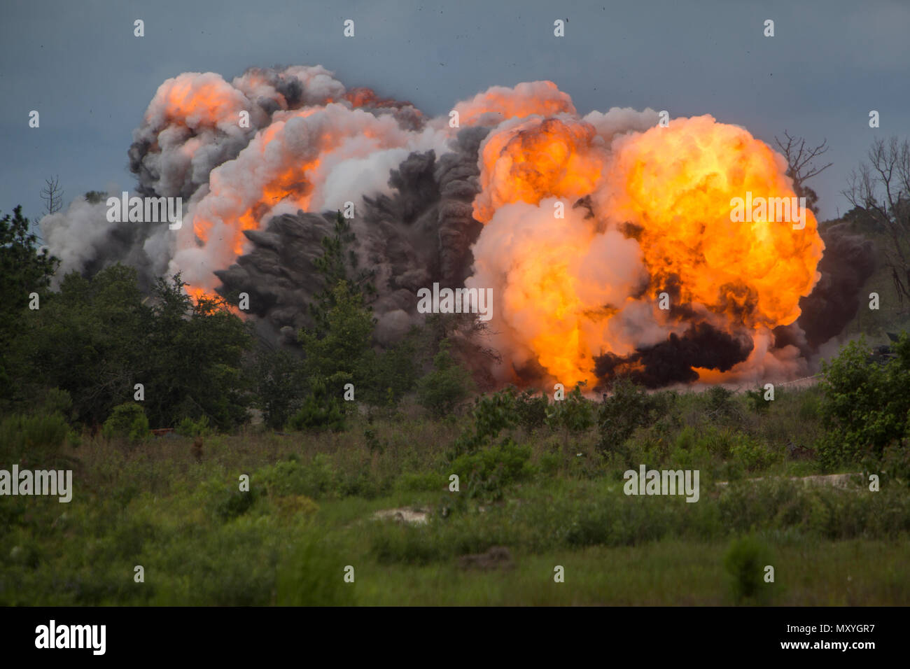 Eine Mine clearing Line (MICLIC) explodiert die US-Marines mit Mobilität und Counter-Mobility Platoon, 2 Assault Amphibian Battalion, 2nd Marine Division training Ziele bei der Bereitstellung für die Ausbildung (DFT) Übung in Fort Stewart, Ga, 29. Mai 2018. Bei Erwerbstätigkeit, die MICLIC klar und zerstören Improvised Explosive Devices, was die Truppe Mobilität auf dem Schlachtfeld. Die DFT hilft, Kenntnisse in der Landung der Oberfläche Angriff Element bei amphibischen Operationen auf inländische Ziele mit Conduction mechanisierten Abläufe und der damit verbundenen Bekämpfung Unterstützung im laufenden Betrieb aufrecht erhalten Stockfoto