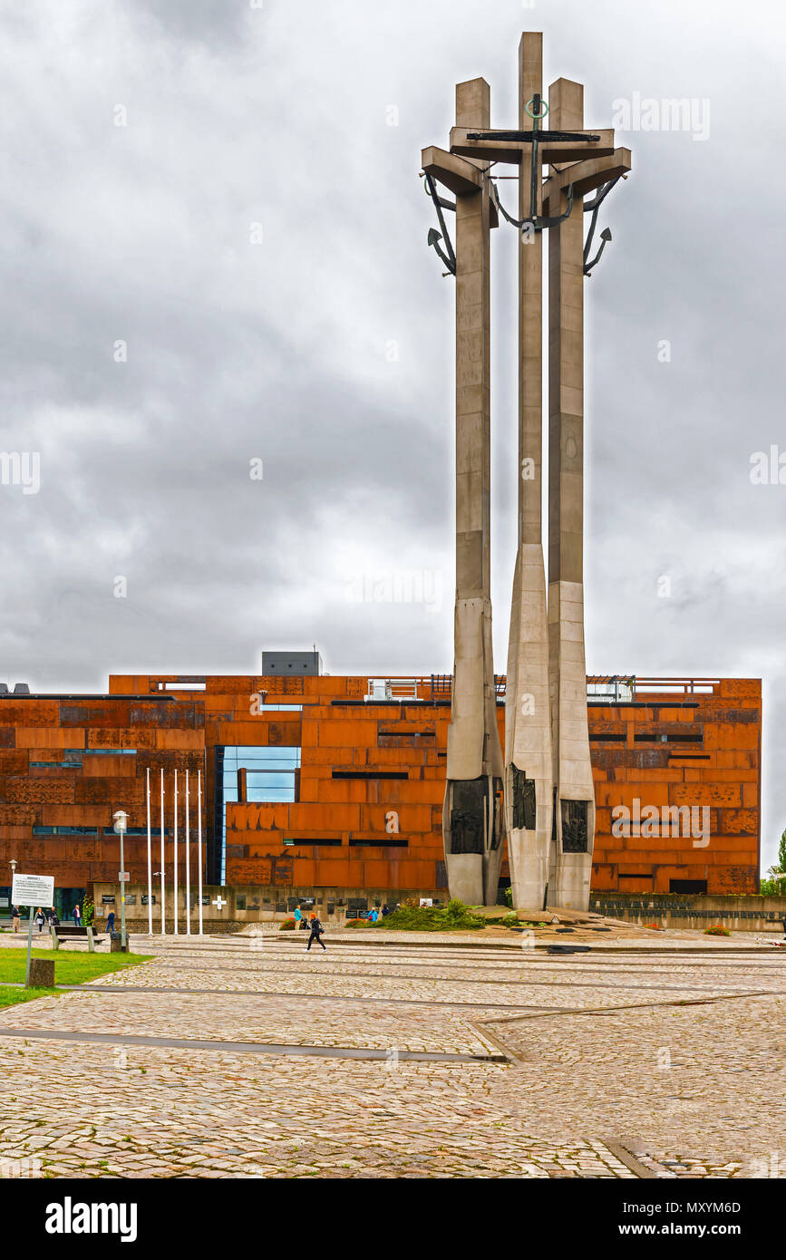 Danzig, Polen - 31. Juli 2015: Unbekannter Touristen Sightseeing Solidarität Platz, auf dem das Denkmal der gefallenen Werftarbeiter. Es ist memori Stockfoto Danzig, Polen - 31. Juli 2015: Unbekannter Touristen Sightseeing Solidarität Platz, auf dem das Denkmal der gefallenen Werftarbeiter. Es ist memori Stockfoto