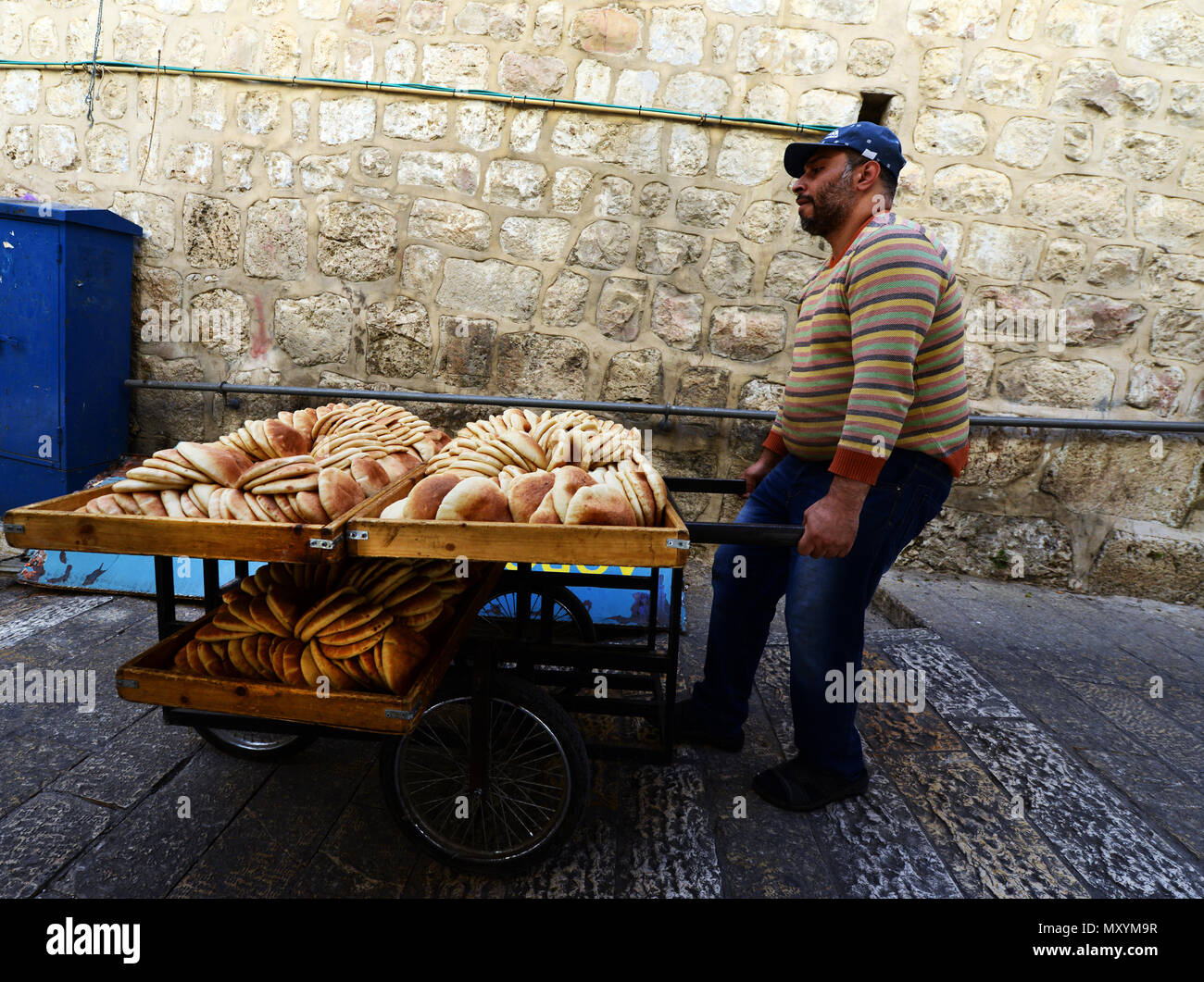 Pita Brot Lieferung in der Altstadt von Jerusalem. Stockfoto