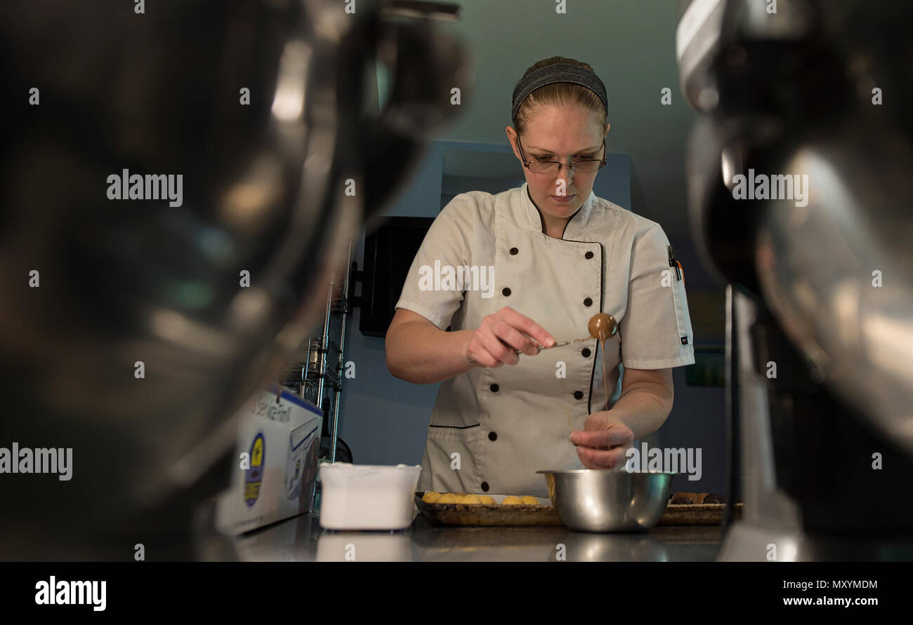 UNITED STATES: Juni 4, 2018: Ashley Cherrington, Gebäck, Küchenchef und Besitzer von süßen Genuss Bäckerei in Leesburg. Sie high end Hochzeit und celebrati Stockfoto