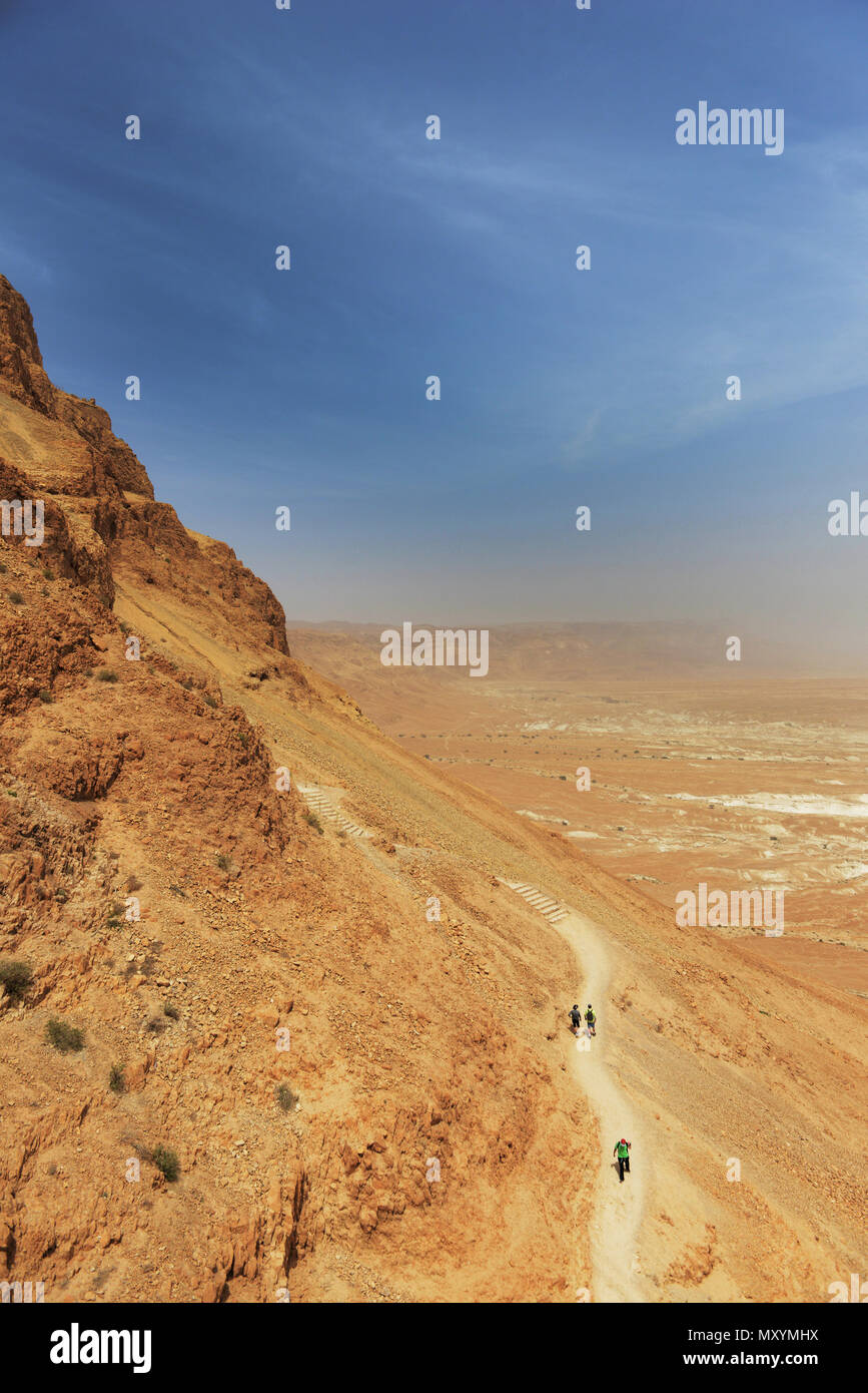 Wanderer Wandern auf der Schlange Trail in Masada, Israel. Stockfoto