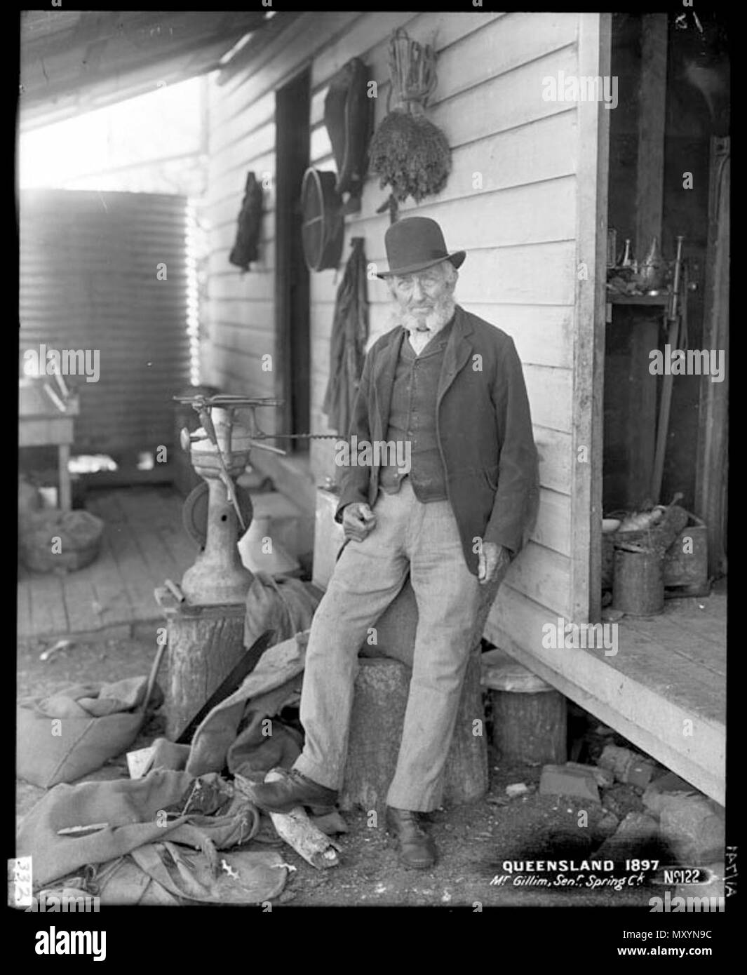 Herr Charles Gillam, Senior, Spring Creek, 1897. Biografie Geboren in Duns Tew, Oxfordshire, England, Charles Gillam ist auf der britischen Volkszählung 1851 als Landwirt von 17 Hektar mit 1 Mann aufgeführt, Wohnhaft an der High Street, der Fuchs und die Trauben Public House, Gemeinde Islip. Seine Frau, Elizabeth ist als Inkeeper unter der gleichen Adresse aufgeführt. Am Samstag, 3. Februar 1844 des Jackson Oxford Journal berichtet: Dies ist der Tag für die Übertragung von Ale House Lizenzen die Lizenz der Fuchs und die Trauben, Islip, wurde von Hannah Warland Charles Gillam übertragen. Jackson's Oxford Journals, Samstag, 9. Oktober 1852 Ausgabe 518 Stockfoto