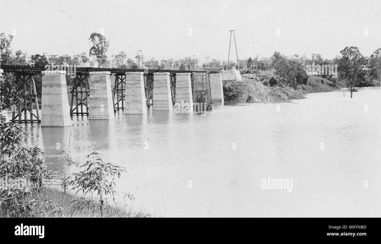 Nash's Gully Brücke - Mary River Flood, Januar 1927. Tägliches Quecksilber 25 Januar 1927 Flut im Mary River. 169848745) die Mary River um 18.00 Uhr erreicht hatte 44 ft 6 in. auf dem Manometer und steigt mit der Rate von 7 in einer Stunde. Das Wasser ist noch nicht aus dem Kopf der Maria und ihrer Nebenflüsse., Kenilworth, wo 126 Punkte wurden bis 9 Uhr heute Morgen gehören zu kommen. Berichte von Kenilworth, dass alle Brücken über den Fluss, die Brücke auf dem Mary Valley Linie, und die kleinen Felsbuchten gehören, alle sind versenkt. Stockfoto