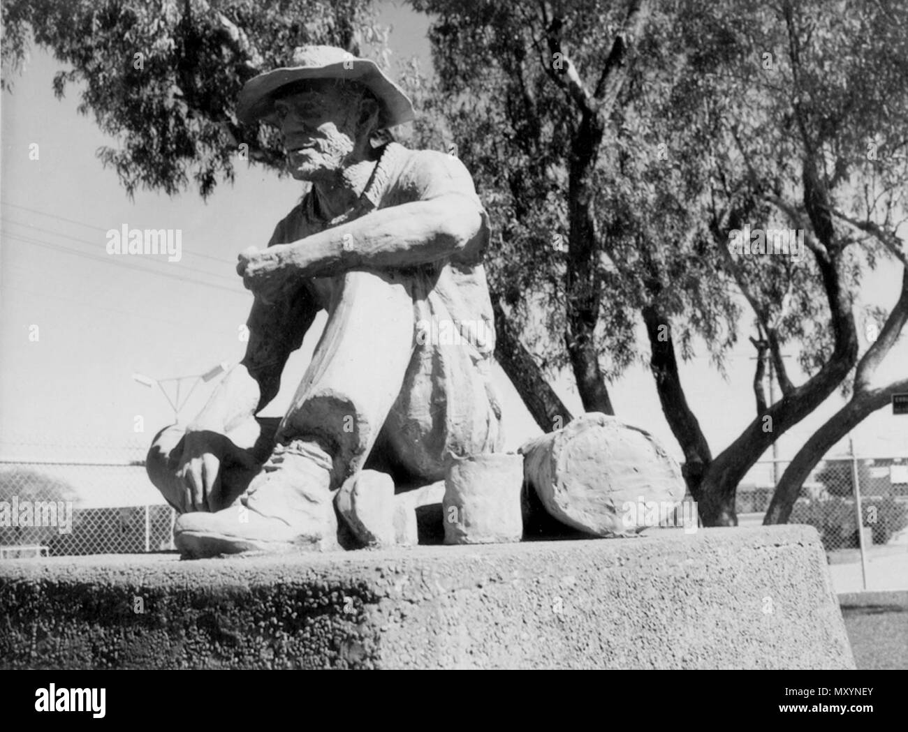 Sobald ein Jolly Swagman. Statue eines sitzenden Swagman bei Winton zum Gedenken an den Waltzing Matilda Song komponiert von Banjo Paterson, Juni 1966. Von der Bowen Unabhängige, Freitag, August 1940: Waltzing Matilda. 200446267?Suchbegriff=Waltzing Matilda Winton & Amp; searchLimits =) GESCHRIEBEN IN WINTON BEZIRK. Waltzing Matilda, die in den vorderen wie des Krieges Songs in England gekommen ist, hat eine romantische Queensland Hintergrund. Banjo Paterson wurde inspiriert, die Verse von, was als Australiens inoffiziellen Nationalhymne während des Urlaubs bei dagworth Station im Winton Bezirk beschrieben worden ist. Es Stockfoto