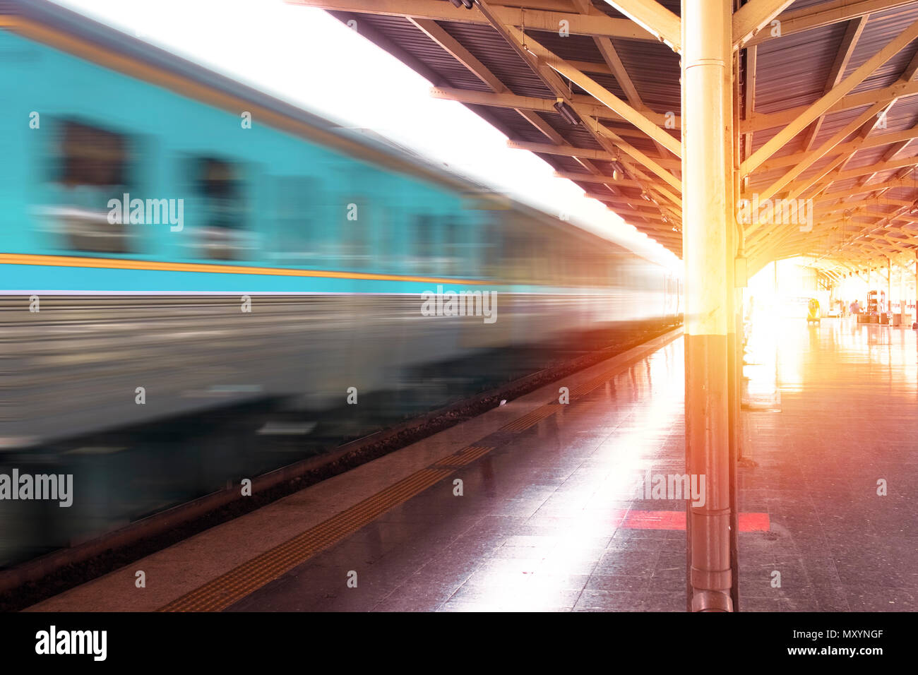 Eisenbahn Zug in Fahrt für Design und Dekoration kreativ zu isolieren auf Hintergrund. Platz kopieren. Travel Concept Stockfoto