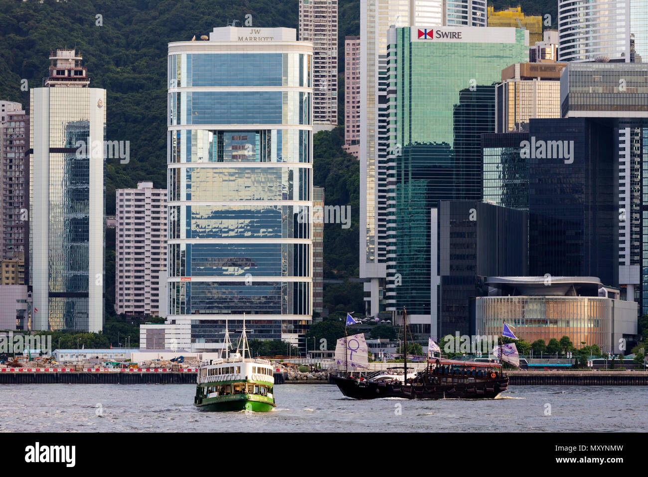 Star Ferry und Hafen, die Skyline von Hong Kong, SAR, China Stockfoto