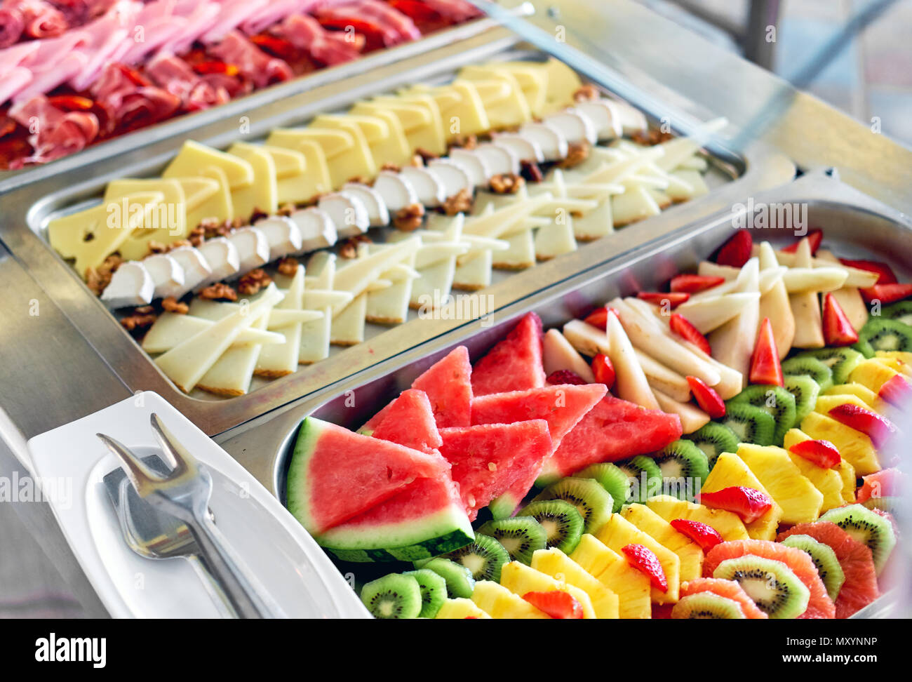 Buffet Trays mit verschiedenen köstlichen Vorspeisen close-up. Frühstück im Hotel. Büfett. Stockfoto