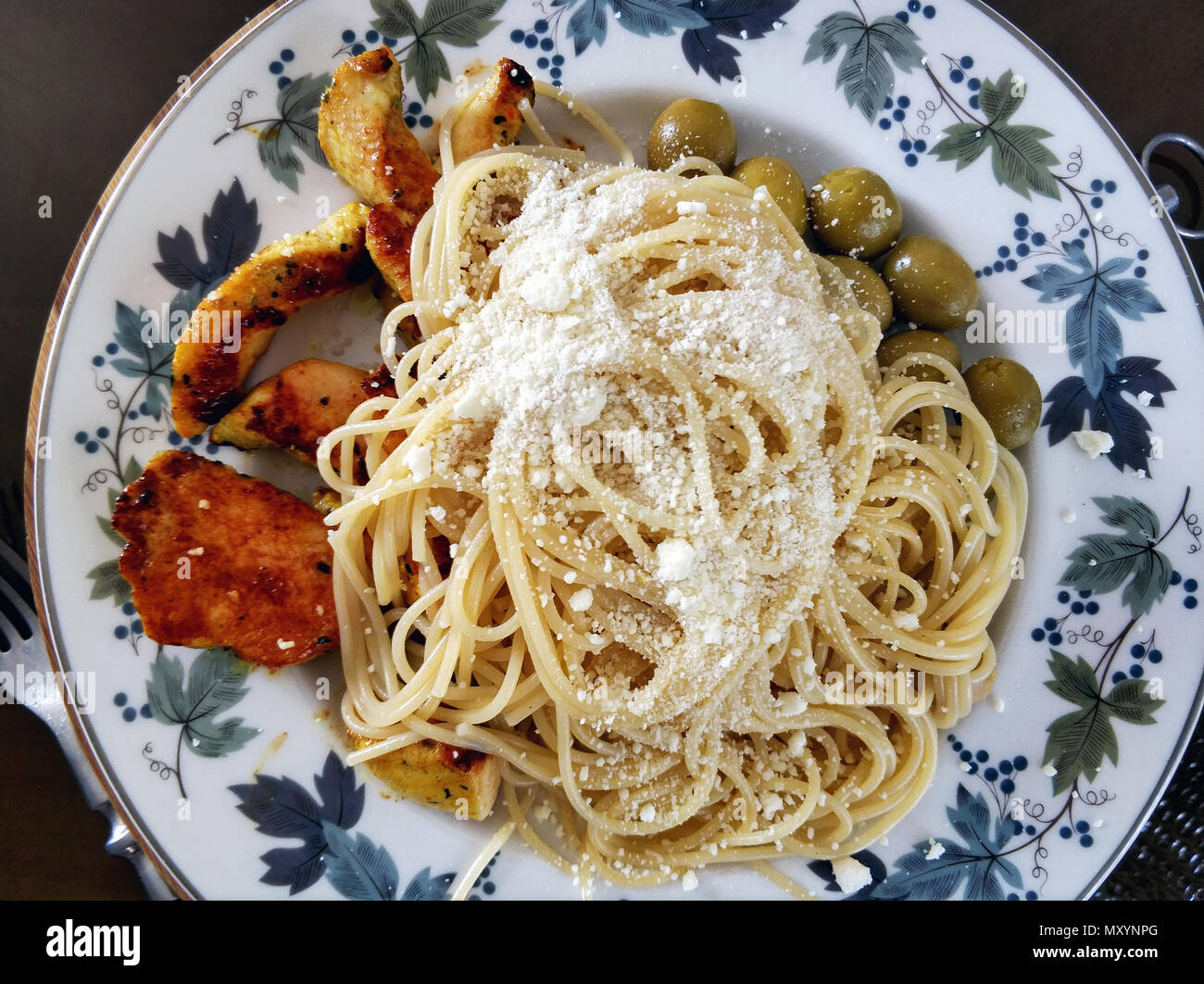 Spaghetti mit Käse, Oliven und Hähnchen Filet Stockfoto
