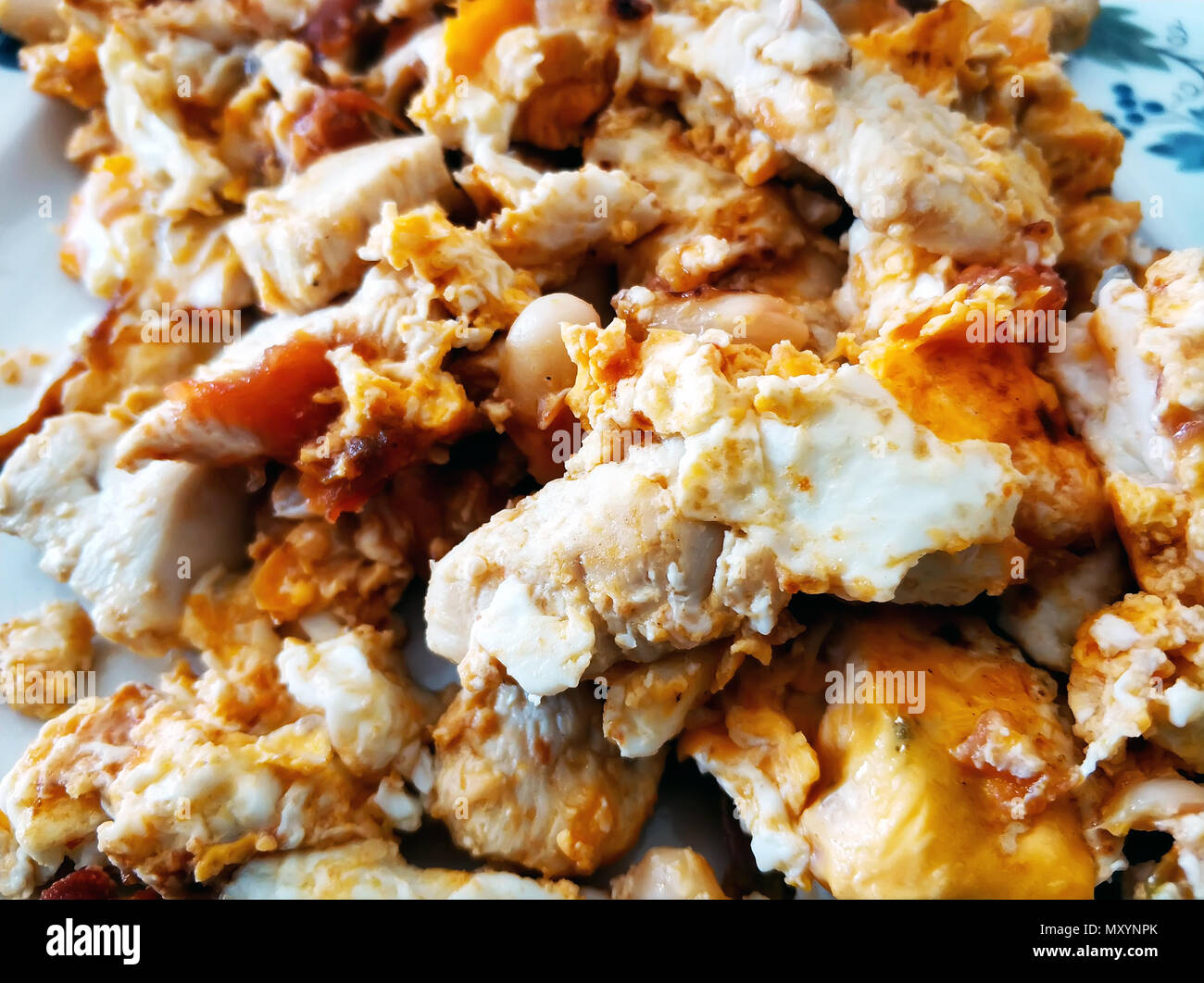 Nahaufnahme einer Spiegeleier mit Geflügel und Bohnen. Reichhaltiges Stockfoto