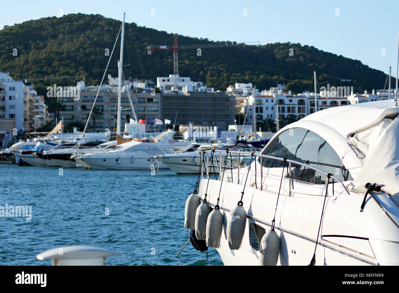 Angelegte Boote im Hafen von Santa Eulalia. Santa Eulalia ist eine wunderschöne Stadt und Resort an der Ostküste der Insel Ibiza. Balearen, Spanien Stockfoto