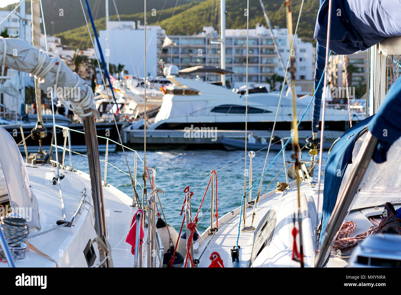 Angelegte Boote im Hafen von Santa Eulalia. Santa Eulalia ist eine wunderschöne Stadt und Resort an der Ostküste der Insel Ibiza. Balearen, Spanien Stockfoto