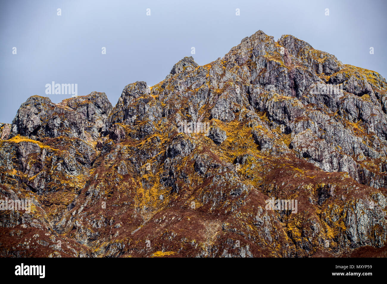 Den Gipfelgrat des berüchtigten Aonach Eagach mountain Traverse im Glen Coe in den Highlands von Schottland. Stockfoto