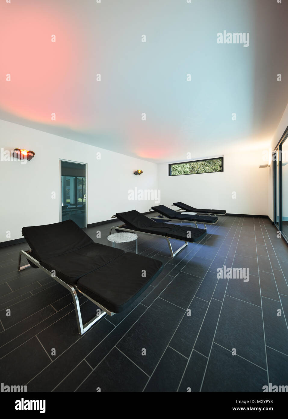 Interieur mit einem modernen Spa, Zimmer mit Sonnenliegen Stockfoto