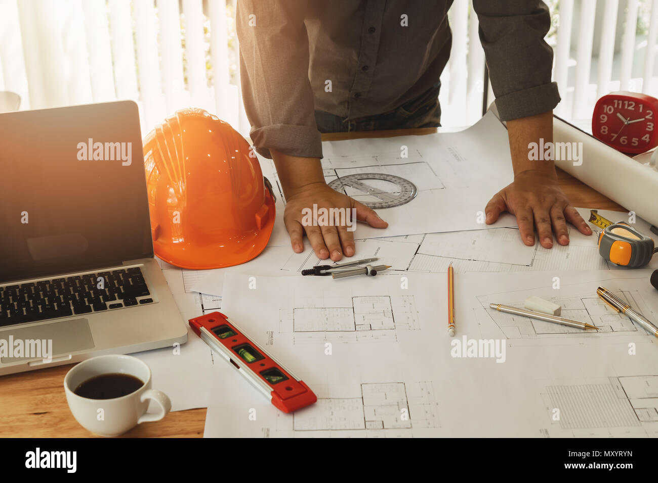 Ein Architekt oder ein Ingenieur arbeiten an Blaupause, architektonische Konzept Stockfoto