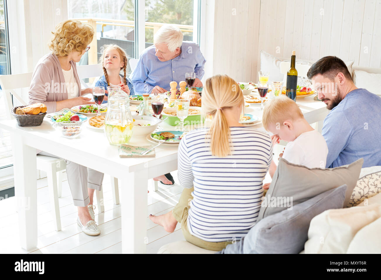 Portrait von grosse glückliche Familie zusammen essen, festlichen Tisch mit köstlichen Gerichten, kopieren Raum Stockfoto