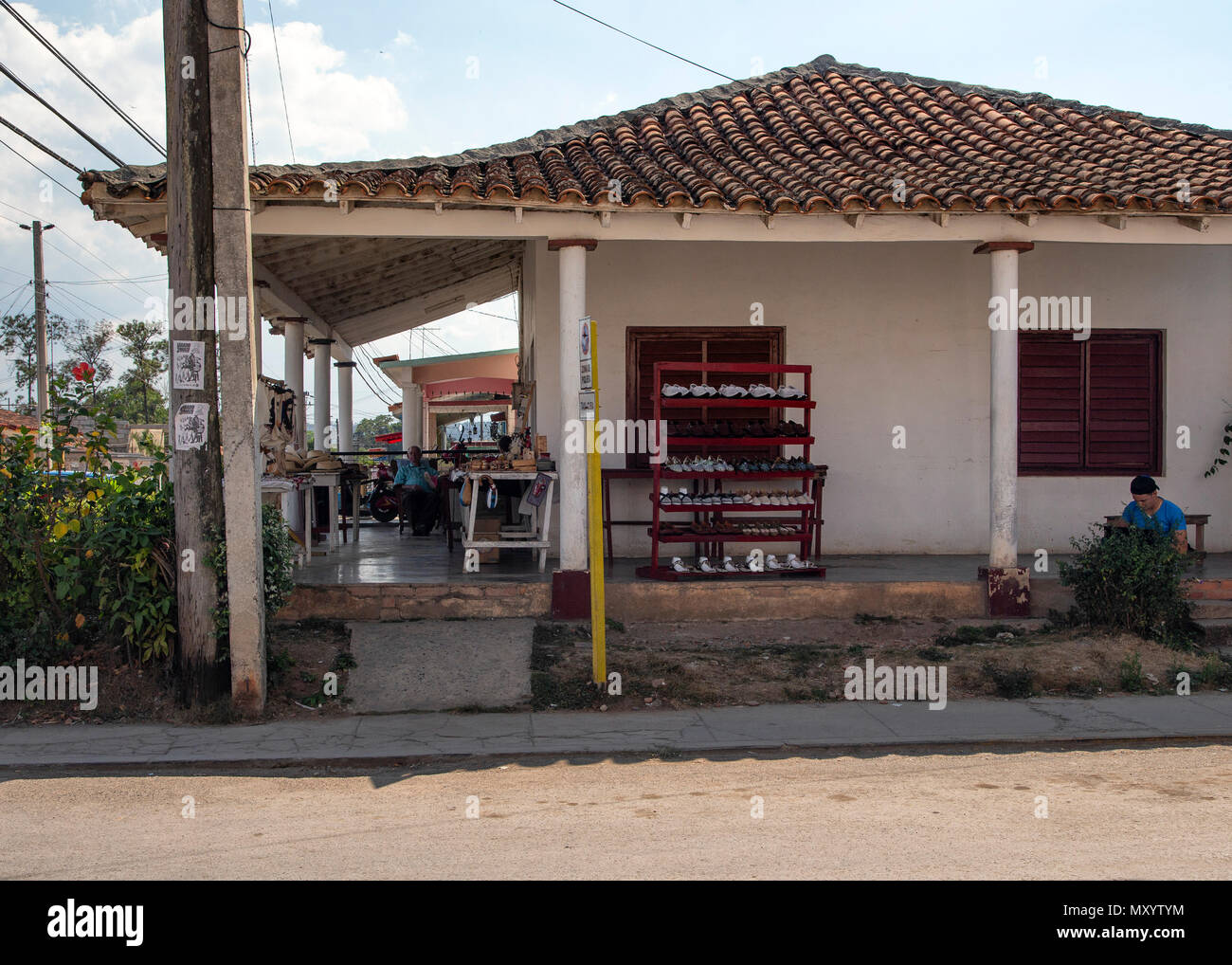 Ein Geschäft mit Schuhen an einer Straßenecke in Vinales, Kuba Stockfoto