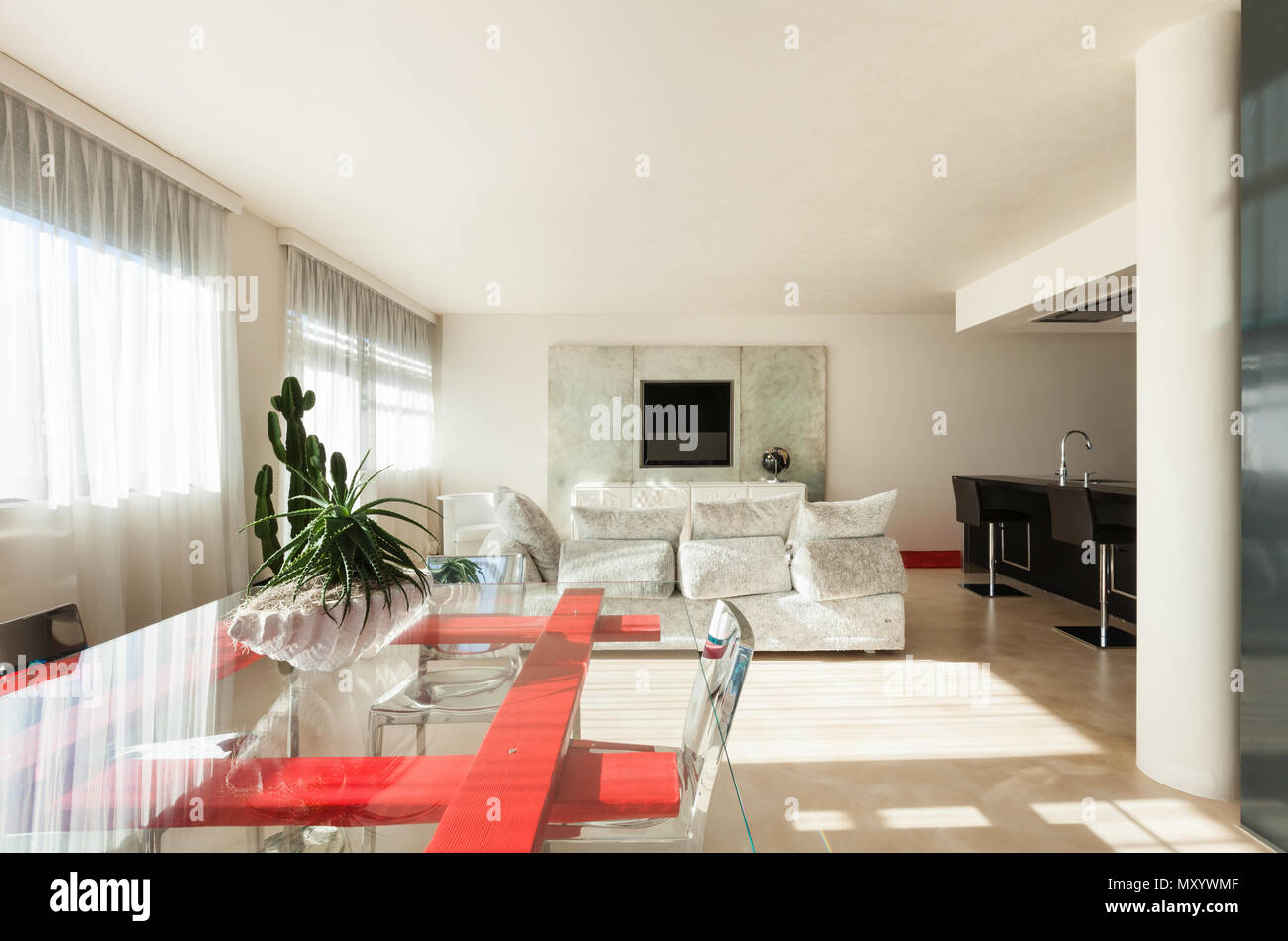 Wohnung in Neubau, komfortables Wohnzimmer mit Esstisch Stockfoto