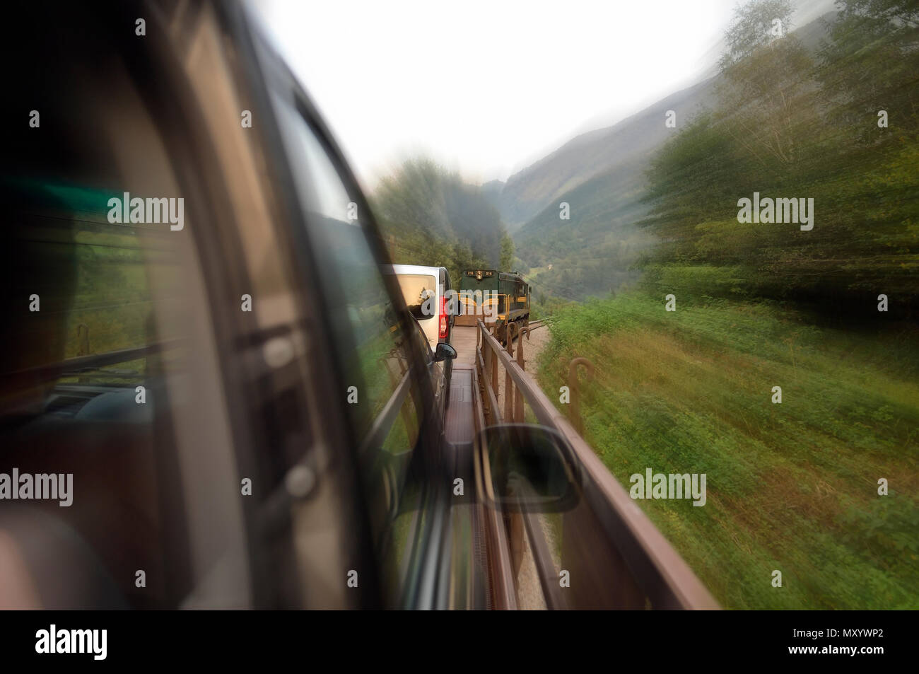 Unterwegs auf den "Avtovlak" Auto, mit dem Zug in Bohinj Der Slowenische Alpen, Slowenien, Stockfoto