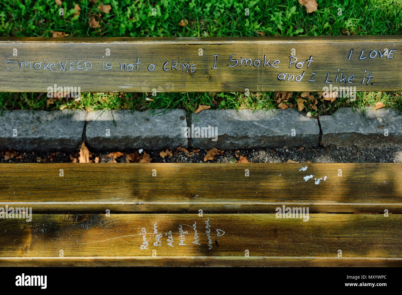 Graffiti auf einer Holzbank, die Verkündigung der Liebe Unkraut/Pot/Marihuana, Slowenien Stockfoto