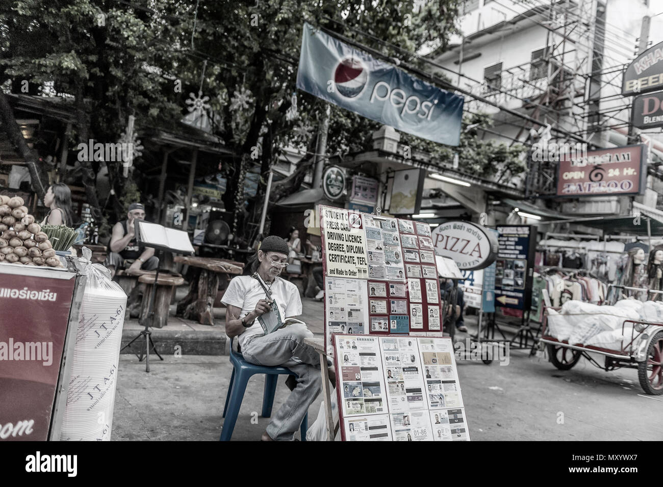 Fake-ID und Dokument des Anbieters ausgeht, Khaosan Road, Bangkok, Thailand Stockfoto