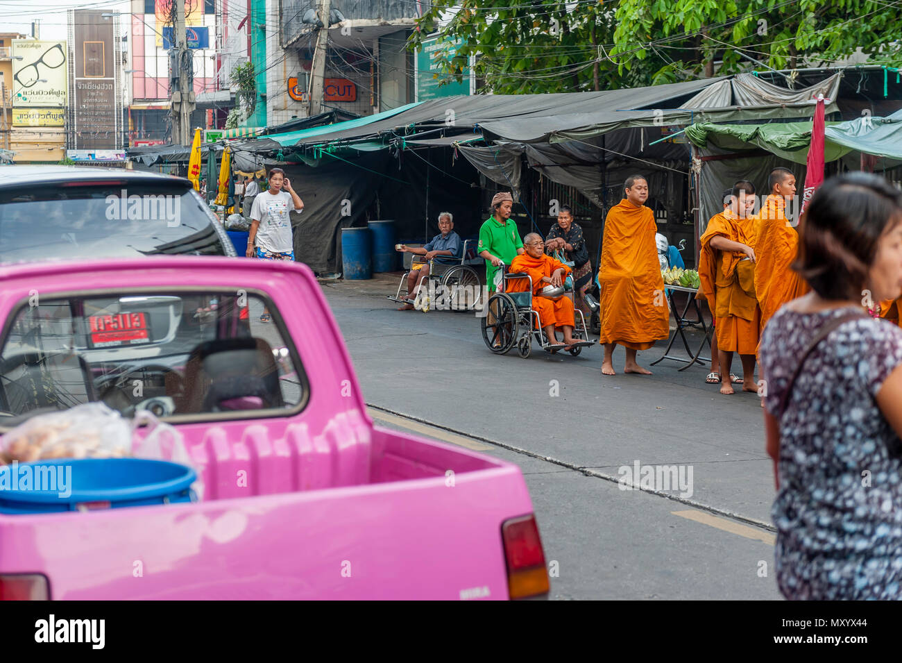 Mönche auf ihren Almosen Runde. Bangkok. Thailand Stockfoto