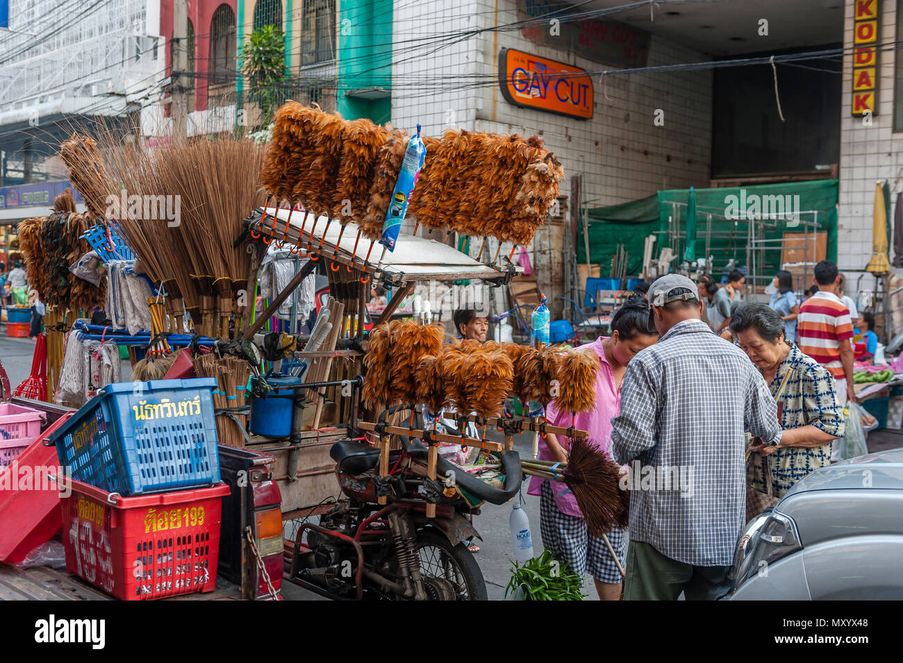 Mobile Bürsten und Besen Verkäufer, Bangkok, Thailand Stockfoto