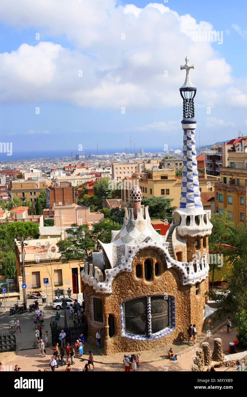 BARCELONA, SPANIEN - Mai 05: Die berühmten Park Güell am 05 Mai, 2011 in Barcelona, Spanien. Park Güell ist der berühmte Park von Antoni Gaudi entworfen und gebaut. Stockfoto