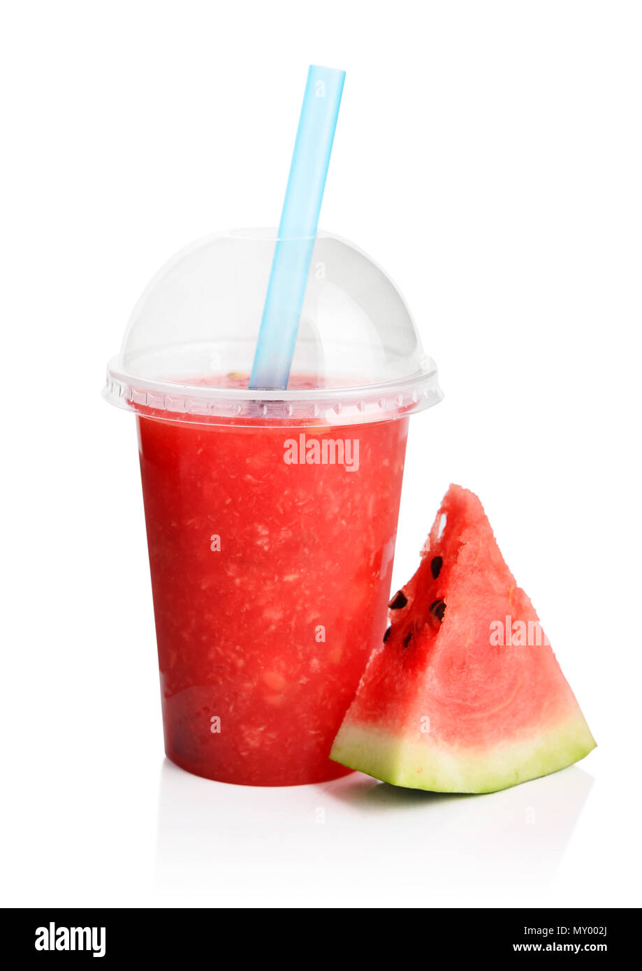 Rote Wassermelone Smoothie in durchsichtigen Schale auf weißem Hintergrund. Nehmen Getränke Konzept. Stockfoto