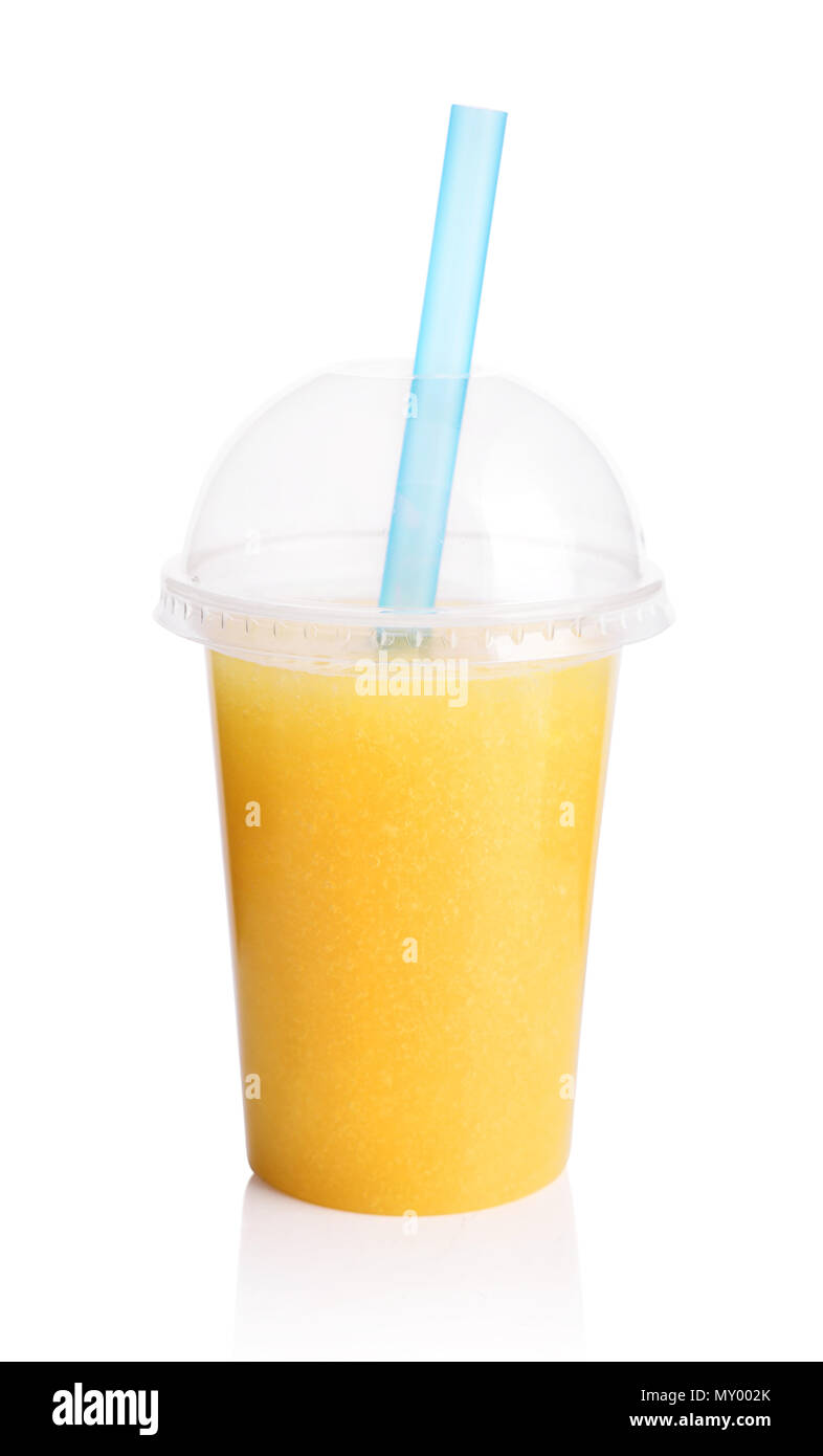 Gelbe Smoothie in durchsichtigen Schale auf weißem Hintergrund. Nehmen Getränke Konzept. Stockfoto